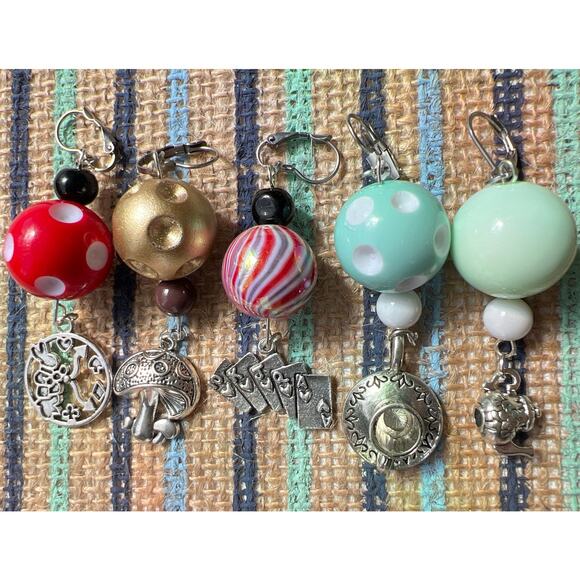 Alice in Wonderland Artisan Set of 5 Bead Dangle Stitch Marker Handmade - Picture 1 of 3
